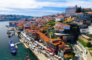 porto, portugal - 23 de junho de 2017 pessoas estão andando nas ruas no centro da cidade ribeira da ponte luis durante o dia da cidade foto