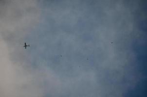 avião com paraquedista foto