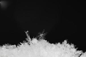 lindo cristal na neve fresca foto