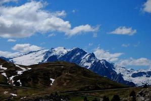 montanhas com neve e céu azul foto