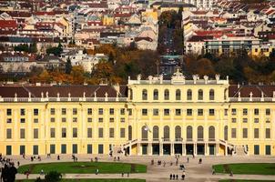 palácio de schoenbrunn na cidade e turistas foto