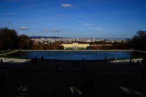 palácio de schoenbrunn em viena com lagoa foto