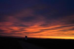 pôr do sol vermelho alaranjado macio e quente com construção foto