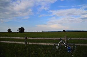 mountain bike no rancho foto