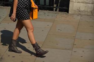 mulher com vestido curto e sapatos altos foto