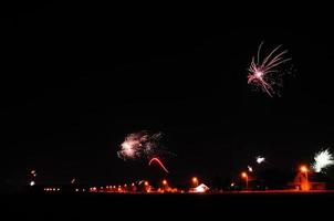 fogos de artifício coloridos em uma vila foto