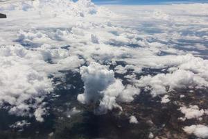 céu azul com nuvens no avião foto