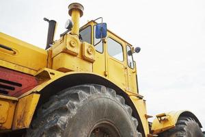 bulldozer de carregador de construção pesada na área de construção foto