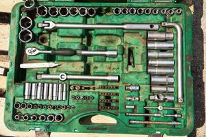 muitos instrumentos antigos na caixa de ferramentas foto