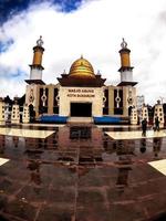 sukabumi, indonésia, 27 de fevereiro de 2022 - grande mesquita de sukabumi foto