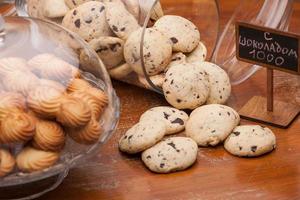 muitos biscoitos em um vaso de vidro foto