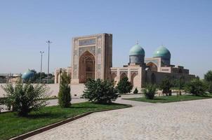 arquitetura do antigo oriente médio. revisão externa da arquitetura restaurada de edifícios antigos em tashkent, uzbequistão foto