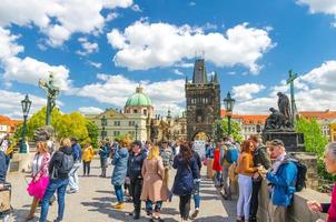 praga, república tcheca, 13 de maio de 2019 pessoas estão andando pela ponte de paralelepípedos pedestre charles foto