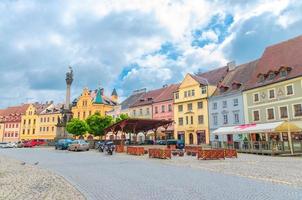 loket, república checa, 12 de maio de 2019 a coluna da santíssima trindade e edifícios típicos tradicionais coloridos foto