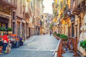 brescia, itália, 11 de setembro de 2019 rua estreita italiana típica com edifícios antigos tradicionais foto