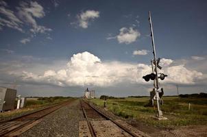 nuvens de tempestade sobre o terminal de grãos de saskatchewan foto