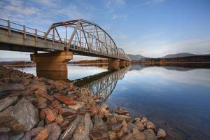 ponte do lago teslin na rodovia do alasca foto