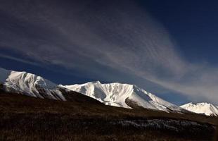 montanhas rochosas no inverno foto