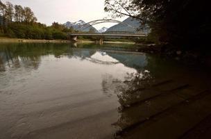 reflexões sobre o rio skeena na colúmbia britânica foto