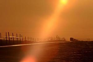 trilhos de trem pôr do sol inverno saskatchewan foto