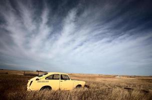 carro estrangeiro amarelo descartado em lote vago foto