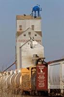 elevador de grãos e trem saskatchewan foto