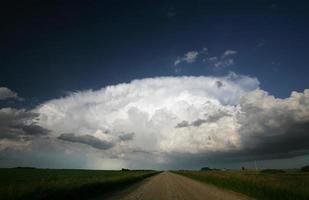 nuvens de tempestade sobre a estrada rural de saskatchewan foto