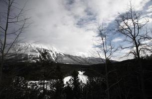 montanhas rochosas no inverno foto