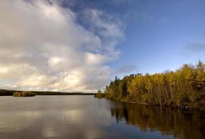 lago do norte de manitoba perto de thompson no outono foto