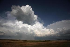 nuvens de tempestade sobre Saskatchewan foto