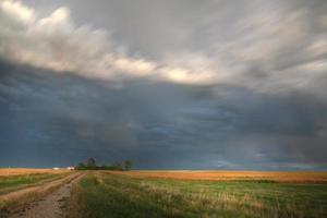 nuvens de tempestade ao longo de uma estrada agrícola saskatchewan foto