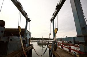 elevador de barco e barcos de pesca ancorados em port edward, colúmbia britânica foto