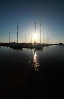nascer do sol na marina gimli no lago winnipeg foto
