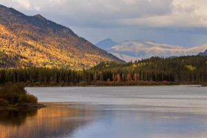 lago dease e montanhas na colúmbia britânica foto