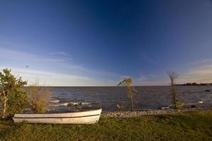 velho barco de pesca resistido na ilha hecla manitoba foto