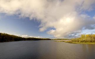 lago do norte de manitoba perto de thompson no outono foto