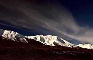 montanhas rochosas no inverno foto