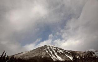 montanhas rochosas no inverno foto