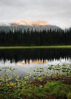 reflexos em um lago da columbia britânica foto