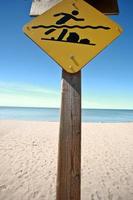 sinal de aviso de nadadores ao longo da praia do lago winnipeg foto