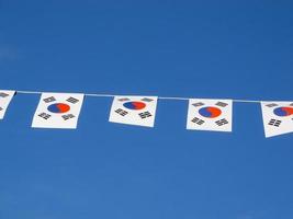 bandeiras da coreia do sul em repetição sobre céu azul claro foto
