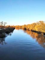 River ouse em Bishopthorpe perto de york, Inglaterra, em um dia ensolarado de inverno foto