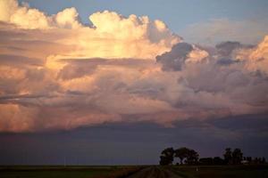 nuvens de tempestade sobre Saskatchewan foto