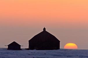 pôr do sol nascer do sol inverno fazenda celeiro saskatchewan canadá foto