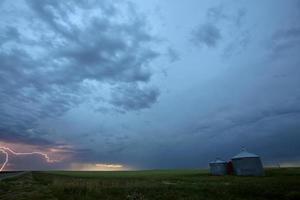 nuvens de tempestade sobre Saskatchewan foto