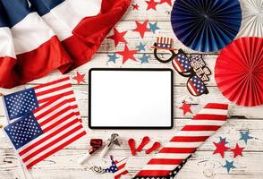 tablet digital com tela branca cercado com elementos de festa do dia da independência vista superior plana lay foto