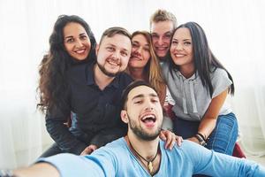 melhores amigos tirando selfie ao ar livre com luz de fundo - conceito de amizade feliz com jovens se divertindo juntos foto