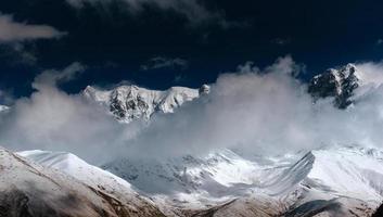 nevoeiro caipira no goulet da passagem da montanha. Geórgia, Svaneti. Europa. montanhas do cáucaso foto