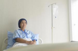 retrato de mulher paciente com câncer sênior usando lenço na cabeça no hospital, saúde e conceito médico foto
