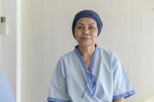 retrato de mulher paciente com câncer sênior usando lenço na cabeça no hospital, saúde e conceito médico foto